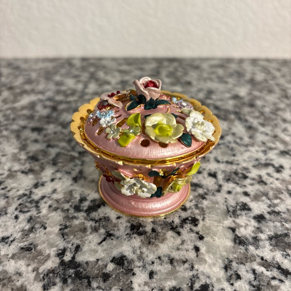 VTG Rucinni Round Gilded Metal Floral Design Trinket Box with Reticulated Lid